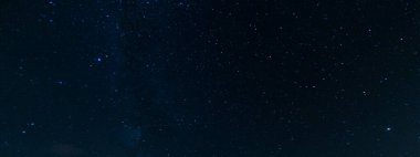 Kuzey yarımkürede gece vakti bulutsuz yıldızlı gökyüzünün resmi