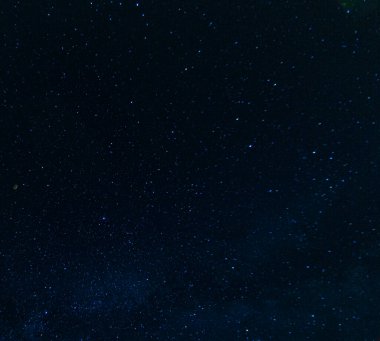Kuzey yarımkürede gece vakti bulutsuz yıldızlı gökyüzünün resmi