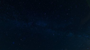 Kuzey yarımkürede gece vakti bulutsuz yıldızlı gökyüzünün resmi