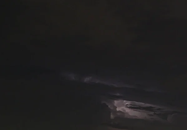 Immagine Lampo Nel Cielo Notturno Con Nuvole Incandescenti Estate — Foto Stock