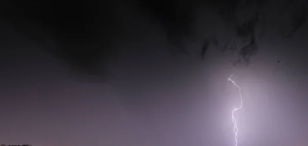 Изображение Вспышки Ночном Небе Пылающими Облаками Летом — стоковое фото