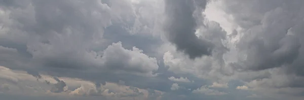 여름에는 낮에는 어둡고 구름낀 하늘의 — 스톡 사진
