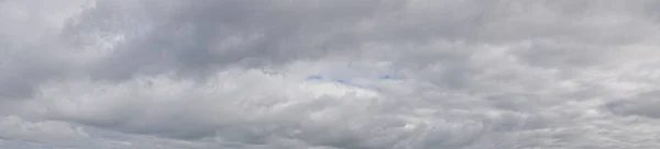 여름에는 낮에는 어둡고 구름낀 하늘의 — 스톡 사진