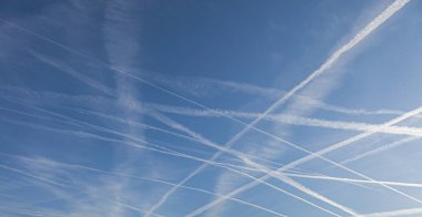 Gün boyunca ufuk çizgisi olmayan parçalı bulutlu ve kısmen açık bir gökyüzü görüntüsü