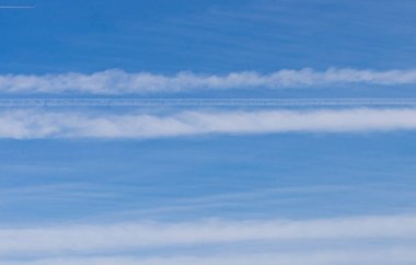 Gün boyunca ufuk çizgisi olmayan parçalı bulutlu ve kısmen açık bir gökyüzü görüntüsü