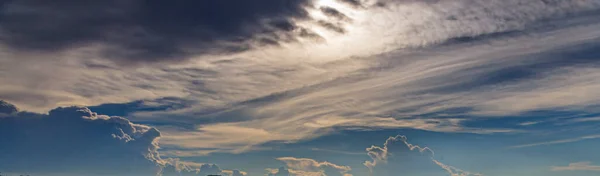 Imagem Céu Parcialmente Nublado Parcialmente Claro Durante Dia Sem Horizonte — Fotografia de Stock