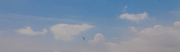 Afbeelding Van Een Deels Bewolkte Deels Heldere Hemel Overdag Zonder — Stockfoto