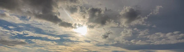 Kép Egy Részben Felhős Részben Tiszta Égboltról Nappal Horizont Nélkül — Stock Fotó