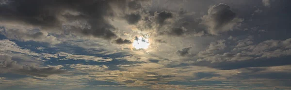 Imagem Céu Parcialmente Nublado Parcialmente Claro Durante Dia Sem Horizonte — Fotografia de Stock