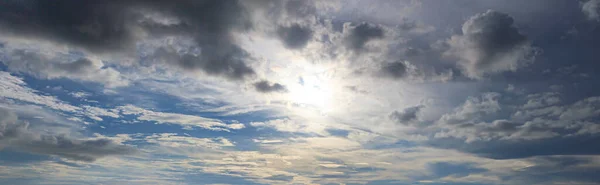 Imagem Céu Parcialmente Nublado Parcialmente Claro Durante Dia Sem Horizonte — Fotografia de Stock