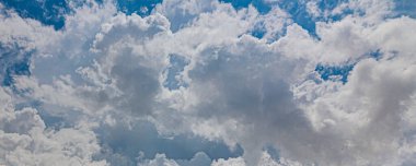 Gün boyunca ufuk çizgisi olmayan parçalı bulutlu ve kısmen açık bir gökyüzü görüntüsü