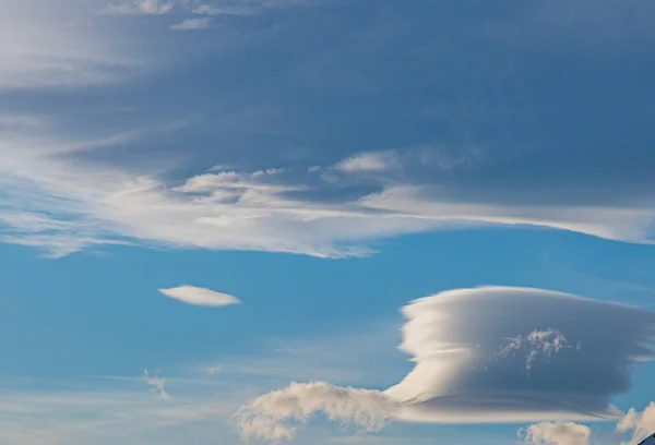 Image Ciel Partiellement Nuageux Partiellement Dégagé Durant Journée Sans Horizon — Photo