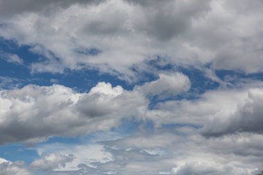 Gün boyunca ufuk çizgisi olmayan parçalı bulutlu ve kısmen açık bir gökyüzü görüntüsü