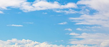 Gün boyunca ufuk çizgisi olmayan parçalı bulutlu ve kısmen açık bir gökyüzü görüntüsü