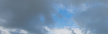 Gün boyunca ufuk çizgisi olmayan parçalı bulutlu ve kısmen açık bir gökyüzü görüntüsü