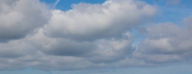 Gün boyunca ufuk çizgisi olmayan parçalı bulutlu ve kısmen açık bir gökyüzü görüntüsü