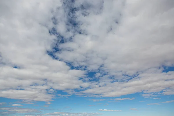 Immagine Cielo Parzialmente Nuvoloso Parzialmente Limpido Durante Giorno Senza Orizzonte — Foto Stock