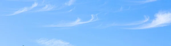 Obraz Częściowo Zachmurzonego Częściowo Czystego Nieba Ciągu Dnia Bez Horyzontu — Zdjęcie stockowe