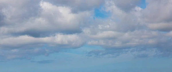 Gün Boyunca Ufuk Çizgisi Olmayan Parçalı Bulutlu Kısmen Açık Bir — Stok fotoğraf