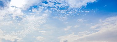 Gün boyunca ufuk çizgisi olmayan parçalı bulutlu ve kısmen açık bir gökyüzü görüntüsü