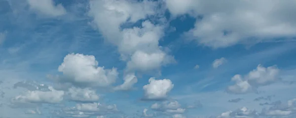 Bild Delvis Grumlig Och Delvis Klar Himmel Dagen Utan Horisont — Stockfoto