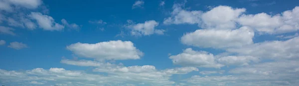Obraz Częściowo Zachmurzonego Częściowo Czystego Nieba Ciągu Dnia Bez Horyzontu — Zdjęcie stockowe