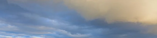 Bild Eines Teils Bewölkten Und Teils Klaren Himmels Tagesverlauf Ohne — Stockfoto