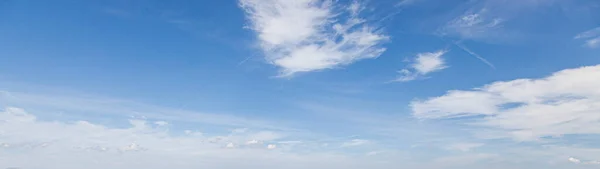 Obrázek Částečně Zatažené Částečně Jasné Oblohy Během Dne Bez Obzoru — Stock fotografie