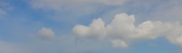 부분적으로 구름이 수평선이 하늘의 — 스톡 사진