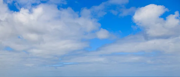 Immagine Cielo Parzialmente Nuvoloso Parzialmente Limpido Durante Giorno Senza Orizzonte — Foto Stock