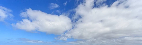 Gün Boyunca Ufuk Çizgisi Olmayan Parçalı Bulutlu Kısmen Açık Bir — Stok fotoğraf