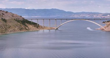 Hırvatistan 'daki Adriyatik Denizi' ni yat ve kıyı şeridiyle kaplayan Krk Köprüsü 'nün insansız hava aracı videosu.