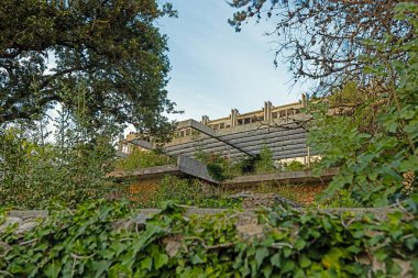 Krk Adası 'ndaki terk edilmiş Haludovo Oteli' nin iç ve dış kısımlarında grafiti ve bitki örtüsü kalıntılarını geri alıyor.