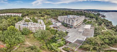 İHA panoraması Krk Adası 'ndaki deniz kenarında terk edilmiş Haludovo Otel kompleksini gösteriyor.