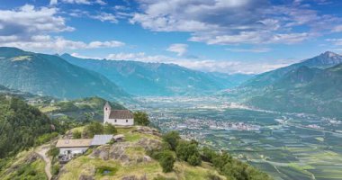 Arkasında Merano 'yla St. Hippolyt Kilisesi' ne uçan insansız hava aracı.
