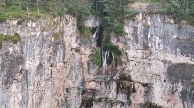 Gündüz vakti Güney Tyrol 'daki St. Felix şelalesi üzerinde İHA uçuşu