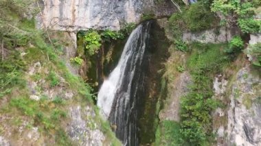 Gündüz vakti Güney Tyrol 'daki St. Felix şelalesi üzerinde İHA uçuşu