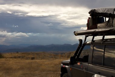 Bir dağın tepesinde oturan bir otobüs.