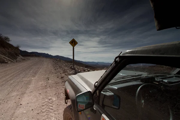 A car parked on a gravel road in bolivia — Stock Photo, Image