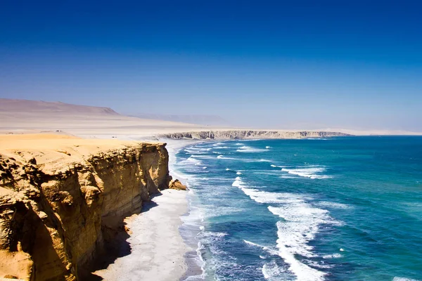 Acqua vicino all'oceano da qualche parte in Perù — Foto Stock