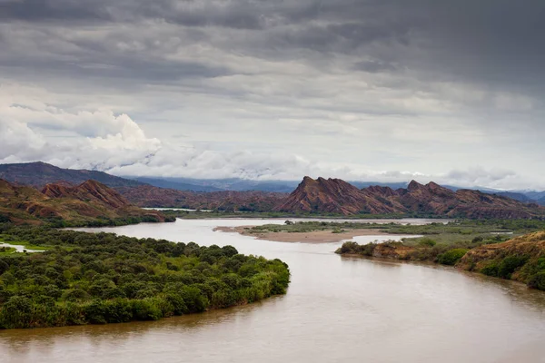 Kolombiya 'da nehir kenarı saf bir doğa hissi.