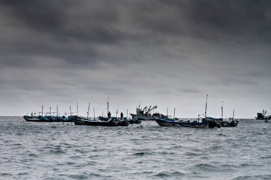 Suyun içinde büyük bir tekne.
