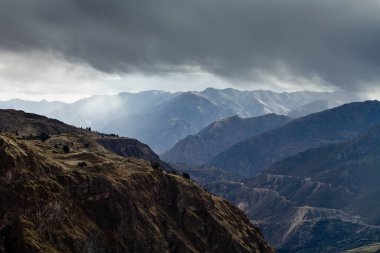 Peru 'daki dağ vadiye çarpıcı bir manzarayla bakıyor.