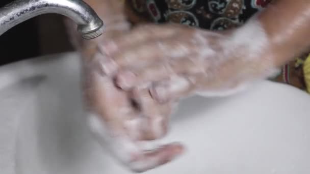 Uma Senhora Lavando Mãos Com Sabão Para Evitar Germes — Vídeo de Stock