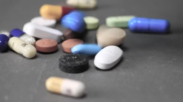 Düşen Çok Renkli Ilaçların Farklı Türleri — Stok video