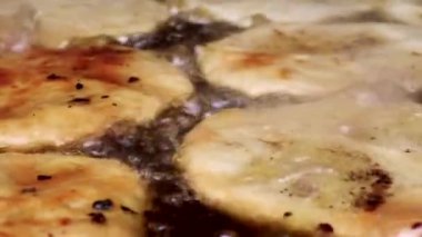 Poori (puri) kızartma tavasında yavaşça kızarır.