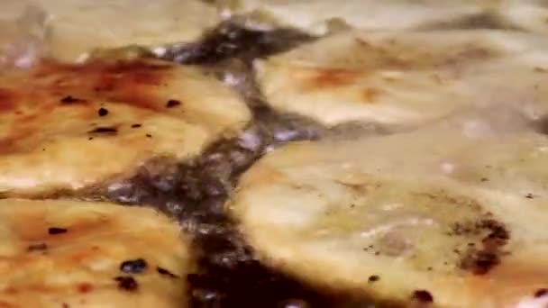 大きな熱々のフライパンでゆっくりと炒めるポオリの動き — ストック動画