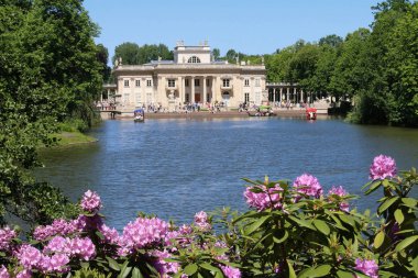 Baths Palace (Lehçe: Palac Lazienkowski) olarak da bilinen Adasarayı, Varşova Kraliyet Hamamı Parkı'nda yer alan bir klasiksaraydır..
