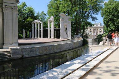 Baths Palace (Lehçe: Palac Lazienkowski) olarak da bilinen Adasarayı, Varşova Kraliyet Hamamı Parkı'nda yer alan bir klasiksaraydır..
