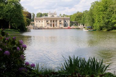 Baths Palace (Lehçe: Palac Lazienkowski) olarak da bilinen Adasarayı, Varşova Kraliyet Hamamı Parkı'nda yer alan bir klasiksaraydır..